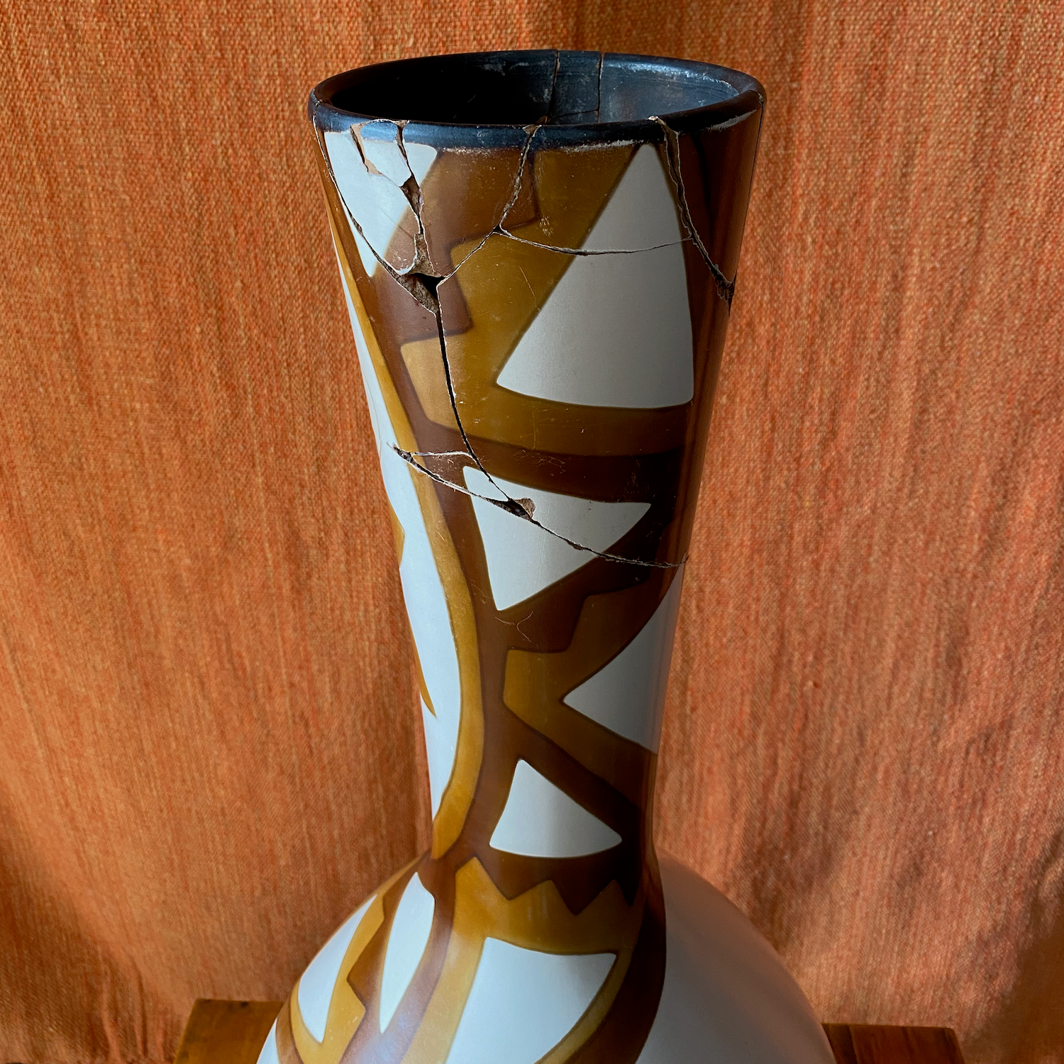 Our Chulucanas broken vase and the Kintsugi art