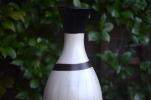 White jarrón (vase) from Chulucanas, Peru