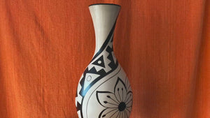 Jarron (Vase) with black flower from Chulucanas, Peru