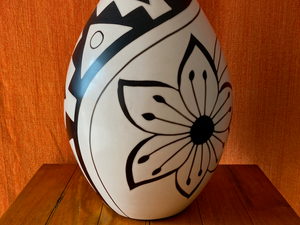 Jarron (Vase) with black flower from Chulucanas, Peru