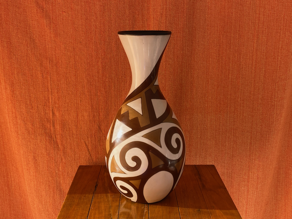 Jarron (Vase) with brown scrollwork from Chulucanas, Peru