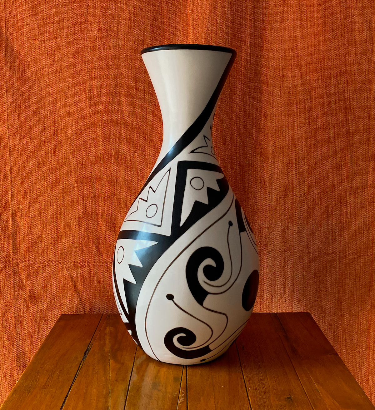 Jarron (Vase) with black starfish from Chulucanas, Peru