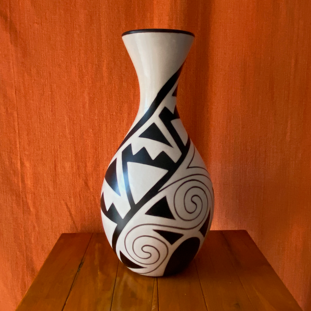 Jarron (Vase) with black scrollwork from Chulucanas, Peru
