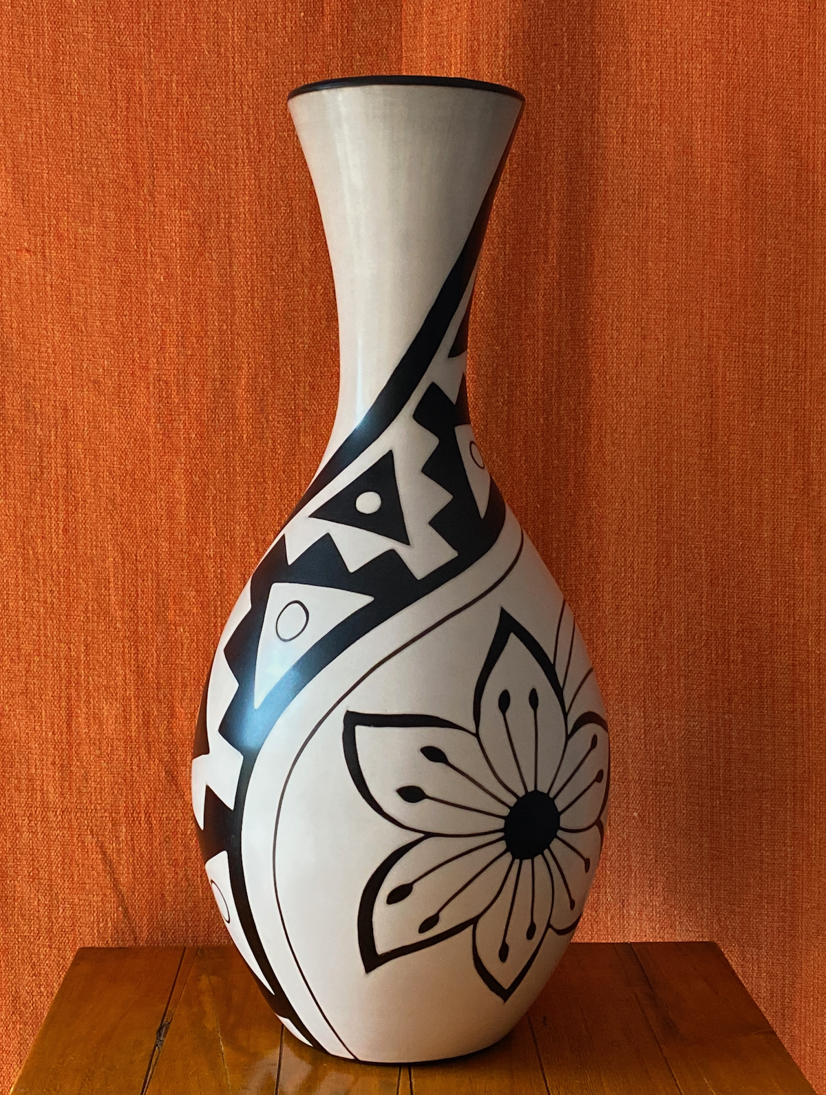 Jarron (Vase) with black flower from Chulucanas, Peru