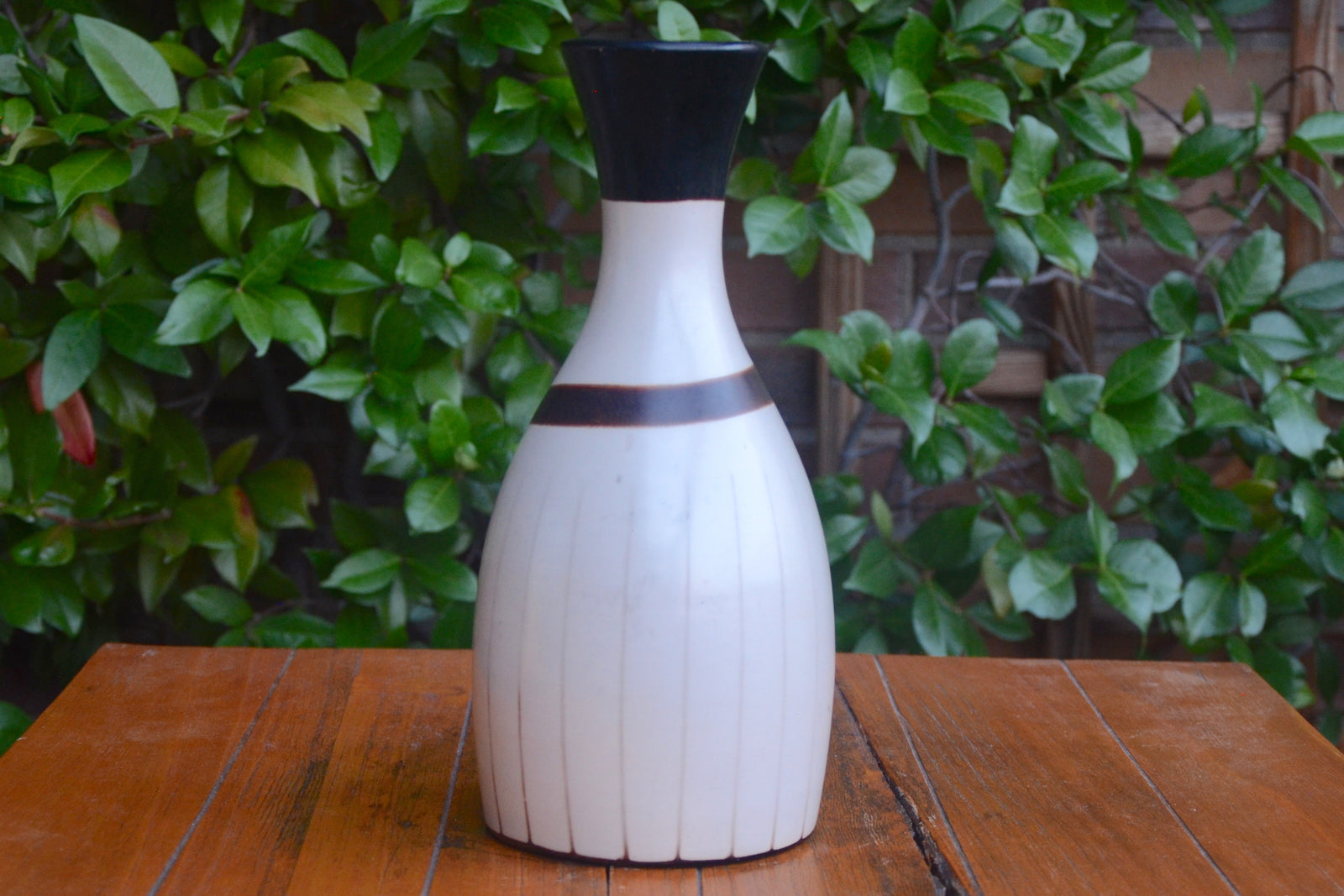 White jarrón (vase) from Chulucanas, Peru