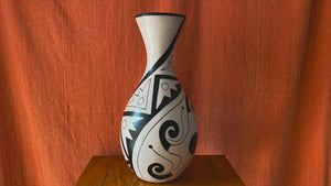 Jarron (Vase) with black starfish from Chulucanas, Peru